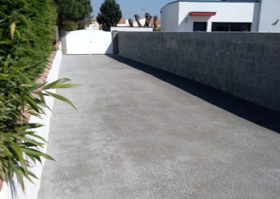 Allée en sable gris